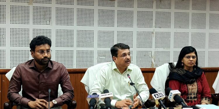 রাজধানী শহর থেকে শুরু করে রাজ্যের বিভিন্ন প্রান্তে জোরকদমে চলছে উন্নয়নমূলক নির্মাণ কাজ। নির্ধারিত সময়ের মধ্যে কাজ সম্পন্ন করতে দিন-রাত পরিশ্রম করছে সংশ্লিষ্ট নির্মাণ সংস্থাগুলি।