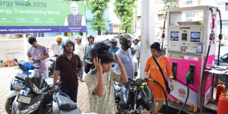 রাজ্যের বিভিন্ন পেট্রোল পাম্পে জ্বালানি সংকটের জেরে নির্দিষ্ট সীমা বেঁধে দেওয়া হয়েছে—বাইকে ৩০০ টাকা ও গাড়িতে ১০০০ টাকার পেট্রোল সরবরাহ করা হচ্ছে।