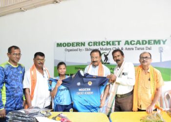 শিবনগর মডার্ন ক্লাব ও আমরা তরুণ দল ক্লাবের উদ্যোগে মহিলা ক্রিকেটারদের উৎসাহ দিতে জার্সি বিতরণ, উপস্থিত ছিলেন বিজেপির রাজ্য সভাপতি ও রাজ্যসভার সাংসদ রাজীব ভট্টাচার্য সহ ক্লাবের সদস্যরা।