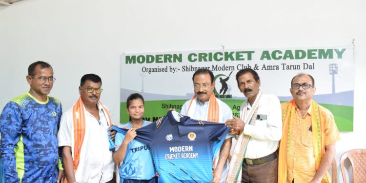 শিবনগর মডার্ন ক্লাব ও আমরা তরুণ দল ক্লাবের উদ্যোগে মহিলা ক্রিকেটারদের উৎসাহ দিতে জার্সি বিতরণ, উপস্থিত ছিলেন বিজেপির রাজ্য সভাপতি ও রাজ্যসভার সাংসদ রাজীব ভট্টাচার্য সহ ক্লাবের সদস্যরা।