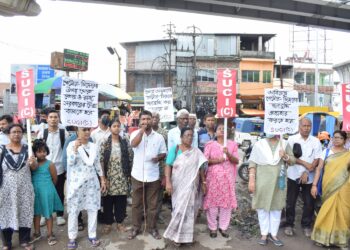 পেট্রোল ও ডিজেলের মূল্যবৃদ্ধির প্রতিবাদে বটতলা এলাকায় এস ইউ সি আই-এর উদ্যোগে বিক্ষোভ কর্মসূচি অনুষ্ঠিত হয়।
