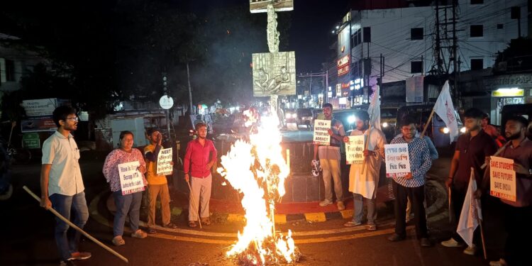 প্যারাডাইস চৌমুহনিতে কেন্দ্রীয় শিক্ষা মন্ত্রীর কুশপুতুল দাহ করে প্রতিবাদ জানাল বিক্ষোভকারীরা।