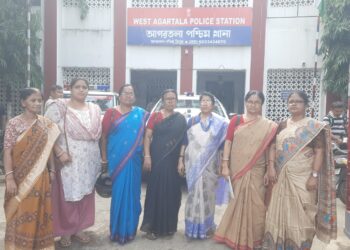 আইফোনের প্রলোভনে প্রতারণা, আগরতলায় যুবতীকে নির্যাতনের অভিযোগ—অভিযুক্ত মোবাইল দোকান মালিক আটক। ঘটনার প্রতিবাদে উপযুক্ত শাস্তির দাবিতে পশ্চিম থানায় ডেপুটেশন দিল সারা ভারত গণতান্ত্রিক নারী সমিতি।