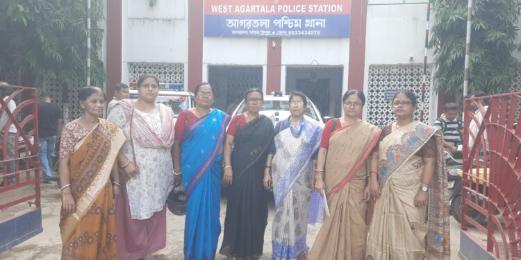 আইফোনের প্রলোভনে প্রতারণা, আগরতলায় যুবতীকে নির্যাতনের অভিযোগ—অভিযুক্ত মোবাইল দোকান মালিক আটক। ঘটনার প্রতিবাদে উপযুক্ত শাস্তির দাবিতে পশ্চিম থানায় ডেপুটেশন দিল সারা ভারত গণতান্ত্রিক নারী সমিতি।