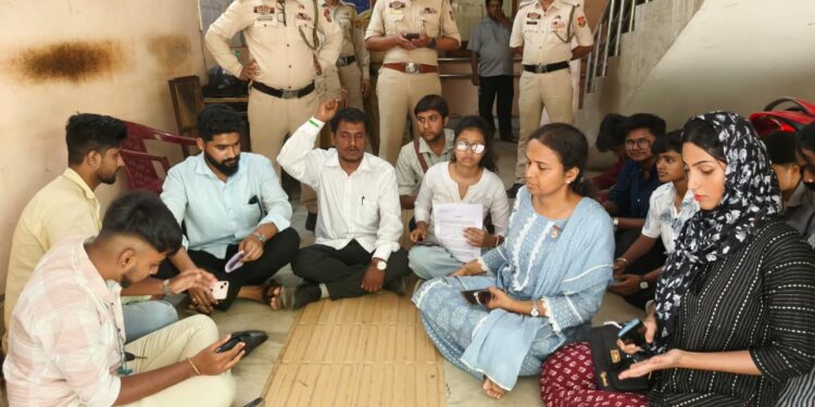 মার্কশিট ও অ্যাডমিট কার্ডে নাম পরিবর্তন না হওয়ায় ক্ষোভ, ট্রান্সজেন্ডার শিক্ষার্থীদের পাশে এনএসইউআই ও স্বঅভিমান।