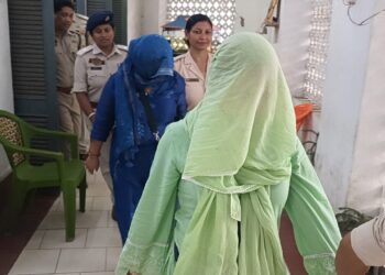 ৫ কোটি টাকা উদ্ধারের ঘটনায় গ্রেপ্তার দুই অভিযুক্ত সঞ্জনা দেববর্মা ও নন্দরানী দেববর্মা-কে আজ পশ্চিম জেলা ও দায়রা আদালতে তোলা হয়। জানা গেছে, নন্দরানী দেববর্মা পেশায় একজন চক্ষু চিকিৎসক।  তদন্তের স্বার্থে পুলিশ ১০ দিনের রিমান্ড চাইলে আদালত ৬ দিনের পুলিশ রিমান্ড মঞ্জুর করে। আগামী ২৫শে মে পুনরায় তাদের আদালতে পেশ করা হবে।