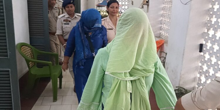 ৫ কোটি টাকা উদ্ধারের ঘটনায় গ্রেপ্তার দুই অভিযুক্ত সঞ্জনা দেববর্মা ও নন্দরানী দেববর্মা-কে আজ পশ্চিম জেলা ও দায়রা আদালতে তোলা হয়। জানা গেছে, নন্দরানী দেববর্মা পেশায় একজন চক্ষু চিকিৎসক।  তদন্তের স্বার্থে পুলিশ ১০ দিনের রিমান্ড চাইলে আদালত ৬ দিনের পুলিশ রিমান্ড মঞ্জুর করে। আগামী ২৫শে মে পুনরায় তাদের আদালতে পেশ করা হবে।