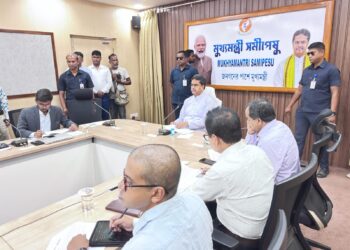 সরকারি কাজে আরও জবাবদিহিতা ও কর্মসংস্কৃতির পরিবর্তনের উপর জোর দিলেন। ‘জনতার পাশে জনতার সরকার’ কর্মসূচিতে মুখ্যমন্ত্রীর স্পষ্ট বার্তা—প্রতিটি দায়িত্বশীল আধিকারিককে নিজ নিজ ভূমিকা সঠিকভাবে পালন করতে হবে, নইলে প্রশ্ন উঠবেই।