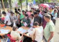 স্পেশাল এক্সিকিউটিভ পদে নিয়োগকে ঘিরে বেকার যুবকদের ব্যাপক ভিড়, চাকরির আশায় দীর্ঘ লাইনে অপেক্ষা প্রার্থীদের।