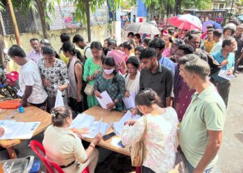 স্পেশাল এক্সিকিউটিভ পদে নিয়োগকে ঘিরে বেকার যুবকদের ব্যাপক ভিড়, চাকরির আশায় দীর্ঘ লাইনে অপেক্ষা প্রার্থীদের।