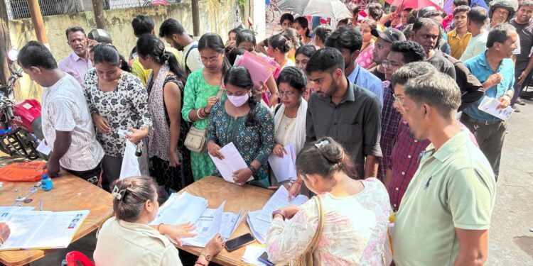 স্পেশাল এক্সিকিউটিভ পদে নিয়োগকে ঘিরে বেকার যুবকদের ব্যাপক ভিড়, চাকরির আশায় দীর্ঘ লাইনে অপেক্ষা প্রার্থীদের।