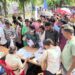 স্পেশাল এক্সিকিউটিভ পদে নিয়োগকে ঘিরে বেকার যুবকদের ব্যাপক ভিড়, চাকরির আশায় দীর্ঘ লাইনে অপেক্ষা প্রার্থীদের।