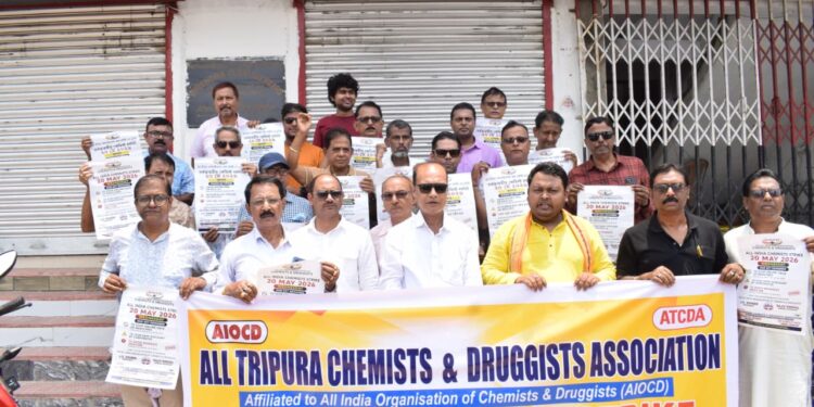 ৩ দফা দাবি নিয়ে পথে নামল অল ত্রিপুরা কেমিস্ট অ্যান্ড ড্রাগিস্ট অ্যাসোসিয়েশন। শোভাযাত্রার মাধ্যমে পশ্চিম জেলার জেলাশাসকের নিকট স্মারকলিপি প্রদান করে প্রধানমন্ত্রীর দৃষ্টি আকর্ষণের দাবি জানানো হয়।