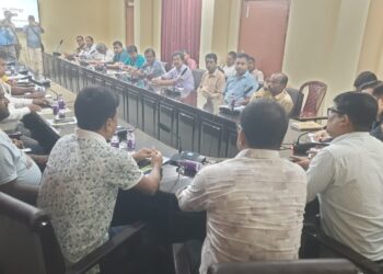 শিশু শ্রমের বিরুদ্ধে কড়া অবস্থান রাজ্যের। এবার থেকে শিশু শ্রমে জড়িত থাকলেই সরাসরি ফৌজদারি মামলা—নোটিশ নয়, একেবারে আইনি পদক্ষেপ। শ্রমদপ্তরের বৈঠকে স্পষ্ট বার্তা শিল্পপতিদের।