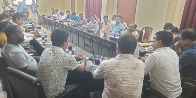 শিশু শ্রমের বিরুদ্ধে কড়া অবস্থান রাজ্যের। এবার থেকে শিশু শ্রমে জড়িত থাকলেই সরাসরি ফৌজদারি মামলা—নোটিশ নয়, একেবারে আইনি পদক্ষেপ। শ্রমদপ্তরের বৈঠকে স্পষ্ট বার্তা শিল্পপতিদের।