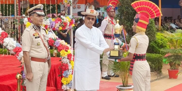 “আমরাও পারি”—এই বার্তাকে সামনে রেখে পুলিশ বাহিনীতে উজ্জ্বল মাতৃশক্তি। পাসিং আউট অনুষ্ঠানে নারী শক্তির সাফল্যে প্রশংসায় পঞ্চমুখ মুখ্যমন্ত্রী।