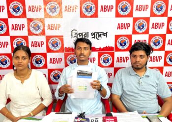 ত্রিপুরা বিশ্ববিদ্যালয়ে স্থায়ী উপাচার্য না থাকায় প্রশাসনিক সংকটের অভিযোগ ঘিরে উত্তপ্ত রাজ্যের শিক্ষাঙ্গন। কলেজ পড়ুয়া ও পরীক্ষার্থীদের দুর্ভোগের প্রতিবাদে পথে নেমেছে ABVP।