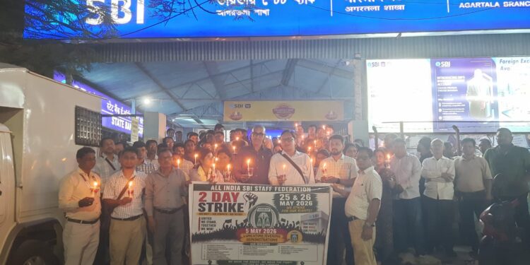 ২৫ ও ২৬ মে ধর্মঘটের সমর্থনে State Bank of India-এর আগরতলা ও ধর্মনগর শাখার সামনে মোমবাতি জ্বালিয়ে প্রতিবাদে সামিল কর্মীরা।