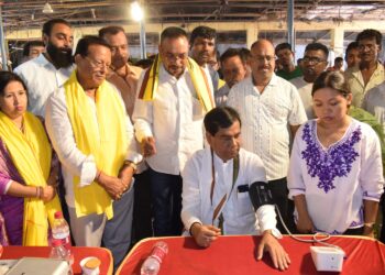 আগরতলার লেইক চৌমুহনী বাজার সমিতির উদ্যোগে আয়োজিত মেগা চক্ষু ও স্বাস্থ্য শিবিরে ব্যাপক সাড়া। সাধারণ মানুষের দোরগোড়ায় স্বাস্থ্য পরিষেবা পৌঁছে দিতেই এই উদ্যোগ। অনুষ্ঠানে উপস্থিত ছিলেন মেয়র তথা বিধায়ক দীপক মজুমদার, কাউন্সিলর ভাস্বতী দেববর্মা সহ বিশিষ্ট ব্যক্তিরা।