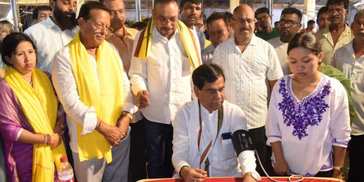 আগরতলার লেইক চৌমুহনী বাজার সমিতির উদ্যোগে আয়োজিত মেগা চক্ষু ও স্বাস্থ্য শিবিরে ব্যাপক সাড়া। সাধারণ মানুষের দোরগোড়ায় স্বাস্থ্য পরিষেবা পৌঁছে দিতেই এই উদ্যোগ। অনুষ্ঠানে উপস্থিত ছিলেন মেয়র তথা বিধায়ক দীপক মজুমদার, কাউন্সিলর ভাস্বতী দেববর্মা সহ বিশিষ্ট ব্যক্তিরা।