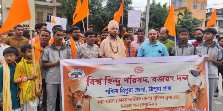 কোরবানির দিন ঘিরে বিতর্ক তুঙ্গে। গরু জবাই বন্ধের দাবিতে সরব বিশ্ব হিন্দু পরিষদ ও বজরং দল, আপত্তি জানাতে পুলিশ সুপারের দ্বারস্থ দুই সংগঠন।