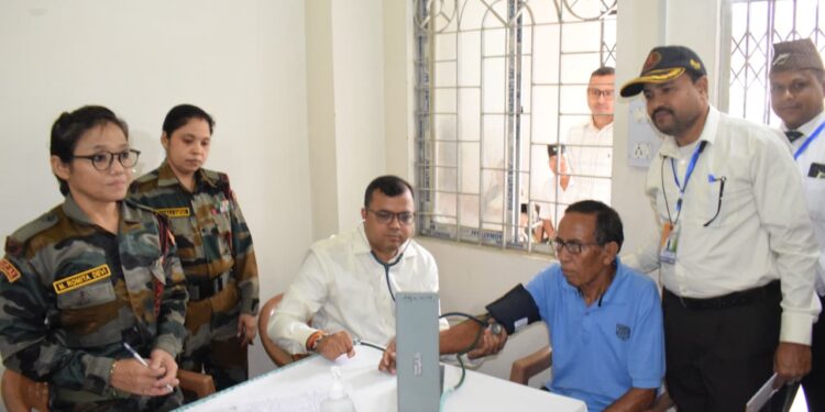 গোর্খাবস্তিতে অল ফোর্সেস এক্স-সার্ভিসমেন ওয়েলফেয়ার সোসাইটির প্রতিষ্ঠা দিবস উপলক্ষে আয়োজিত হল স্বাস্থ্য শিবির ও আলোচনা সভা—উপস্থিত ছিলেন জেলাশাসক সহ বিশিষ্ট ব্যক্তিরা, সমাজসেবার বার্তাই ছিল মূল আকর্ষণ।