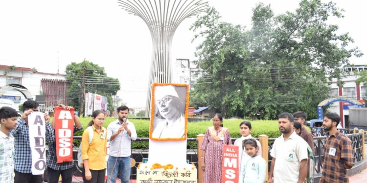 আজ বিদ্রোহ আর মানবতার অগ্নিস্ফুলিঙ্গে দীপ্ত এক মহামানবের জন্মদিন—কাজী নজরুল ইসলাম-এর ১২৭তম জন্মবার্ষিকীতে শ্রদ্ধা ও ভালোবাসা। তাঁর কলম আজও অন্যায়ের বিরুদ্ধে প্রতিবাদের ভাষা হয়ে বেঁচে আছে।
