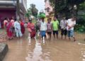 খয়েরপুর বিধানসভা এলাকার কাশিপুরে কো-অপারেটিভ রোডে নিকাশি ব্যবস্থার অভাবে সামান্য বৃষ্টিতেই জল জমে তৈরি হচ্ছে চরম দুর্ভোগ।
