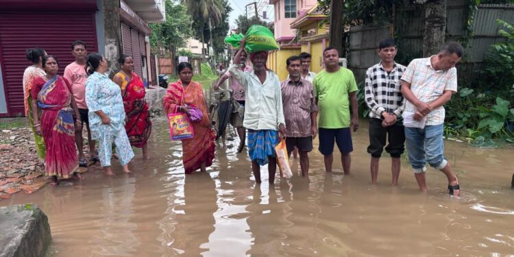 খয়েরপুর বিধানসভা এলাকার কাশিপুরে কো-অপারেটিভ রোডে নিকাশি ব্যবস্থার অভাবে সামান্য বৃষ্টিতেই জল জমে তৈরি হচ্ছে চরম দুর্ভোগ।