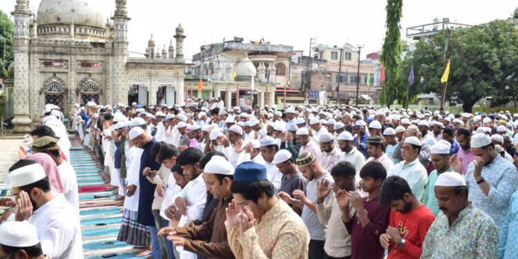 পবিত্র ঈদুল আজহার আনন্দে ভাসছে দেশ, তারই ছোঁয়া ত্রিপুরাতেও। ধর্মপ্রাণ মুসলিম সম্প্রদায়ের মধ্যে উৎসবের আবহে মিলল ভ্রাতৃত্ব ও সম্প্রীতির বার্তা।