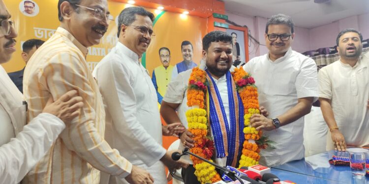 সদ্য প্রাক্তনের হাতেই দায়িত্বের মসনদে অভিষেক—নতুন প্রদেশ সভাপতি হিসেবে অভিষেক দেবরায়কে ঘিরে কর্মীদের উচ্ছ্বাস চোখে পড়ার মতো। বিমানবন্দর থেকে হুড খোলা গাড়িতে শোভাযাত্রা করে আগরতলায় BJP দপ্তরে পৌঁছনো, যেন নতুন অধ্যায়ের সূচনা।