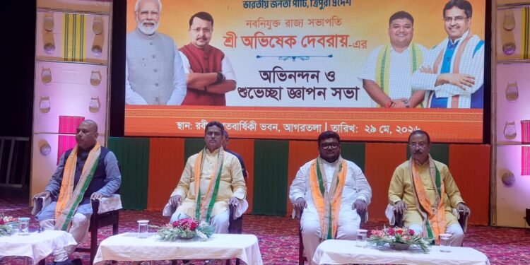 নবনিযুক্ত প্রদেশ সভাপতি অভিষেক দেবরায়কে অভিনন্দন জানাতে আয়োজিত সভায় উপস্থিত নেতৃত্ববৃন্দ। আগরতলায় অনুষ্ঠিত এই অনুষ্ঠানে সংগঠনের ঐক্য ও শক্তির বার্তা ফুটে ওঠে।