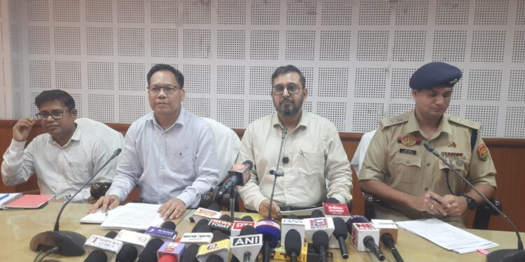 আগামী ২১ জুন অনুষ্ঠিত হতে চলেছে বিতর্কিত নিট পুনঃপরীক্ষা। পরীক্ষাকে কেন্দ্র করে ইতিমধ্যেই জোরকদমে চলছে প্রস্তুতি। রাজ্য উচ্চ শিক্ষা দপ্তর, জেলা আরক্ষা প্রশাসন ও অন্যান্য লাইন ডিপার্টমেন্টের সমন্বয়ে সুষ্ঠু ও স্বচ্ছ পরীক্ষা পরিচালনার লক্ষ্যে নেওয়া হচ্ছে সব ধরনের প্রয়োজনীয় ব্যবস্থা।
