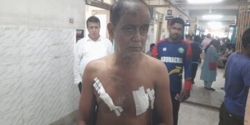 রামনগর ২ নম্বরে অবৈজ্ঞানিক ভাবে তৈরি করা স্মার্ট সিটি নির্মীয়মান কালবার্ড ড্রেইনে পরে গুরুতর আহত প্রাক্তন শিক্ষক মনোজ রায়। 