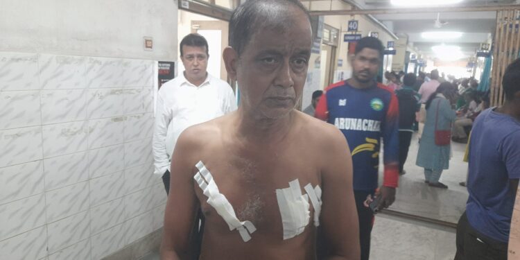 রামনগর ২ নম্বরে অবৈজ্ঞানিক ভাবে তৈরি করা স্মার্ট সিটি নির্মীয়মান কালবার্ড ড্রেইনে পরে গুরুতর আহত প্রাক্তন শিক্ষক মনোজ রায়। 