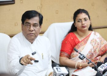 সাংবাদিক সম্মেলনে গুরুত্বপূর্ণ বক্তব্য রাখলেন মেয়র দীপক মজুমদার।