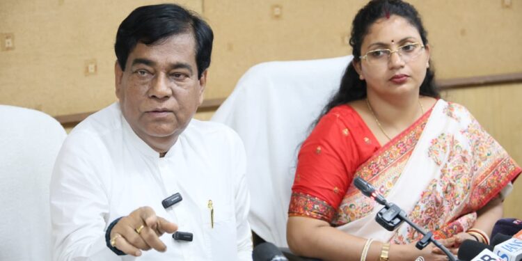 সাংবাদিক সম্মেলনে গুরুত্বপূর্ণ বক্তব্য রাখলেন মেয়র দীপক মজুমদার।