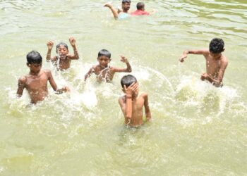 তপ্ত আবহাওয়ায় বাড়ছে উদ্বেগ—বয়স্ক ও শিশুদের জন্য বাড়তি সতর্কতার পরামর্শ