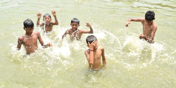 তপ্ত আবহাওয়ায় বাড়ছে উদ্বেগ—বয়স্ক ও শিশুদের জন্য বাড়তি সতর্কতার পরামর্শ