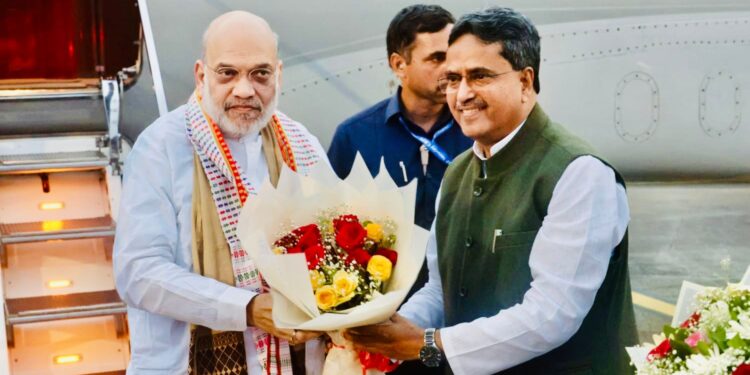 কেন্দ্রীয় স্বরাষ্ট্রমন্ত্রী অমিত শাহের ত্রিপুরা সফর ঘিরে রাজনৈতিক মহলে বাড়তি চাঞ্চল্য। আগরতলায় পৌঁছেই মুখ্যমন্ত্রী ডাঃ মানিক সাহার উষ্ণ অভ্যর্থনা গ্রহণ।