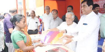 ৩৩ বছরের ঐতিহ্যকে সামনে রেখে রাজধানীর কের চৌমুহনীর শিব-কালী মন্দিরে পালিত হল প্রতিষ্ঠা বার্ষিকী। বিশেষ পুজোর্চনা ও নানা সামাজিক উদ্যোগের মাধ্যমে দিনটি স্মরণীয় করে তোলে কালি বাড়ি পুজো কমিটি। ভক্তদের ভিড়ে মুখরিত হয়ে ওঠে মন্দির প্রাঙ্গণ।