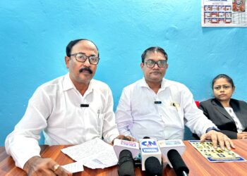 আদালত চত্বরে পোস্টার বিতর্ক ঘিরে বিস্ফোরক মন্তব্য করলেন সম্পাদক পদপ্রার্থী রঘুনাথ মুখার্জি। ত্রিপুরা বার এসোসিয়েশন নির্বাচনকে সামনে রেখে নির্দল সভাপতি প্রার্থী মৃণাল কান্তি বিশ্বাস ও সম্পাদক প্রার্থী রঘুনাথ মুখার্জির সাংবাদিক সম্মেলনে উঠে এল একাধিক অভিযোগ ও পাল্টা অভিযোগ। কংগ্রেসের সাসপেনশন ইস্যু থেকে শুরু করে অবৈধ কমিটির প্রশ্ন, এমনকি পোস্টার লাগানো ও প্রার্থীদের বিরুদ্ধে নানা অভিযোগ ঘিরে উত্তপ্ত হয়ে উঠেছে বার রাজনীতি।