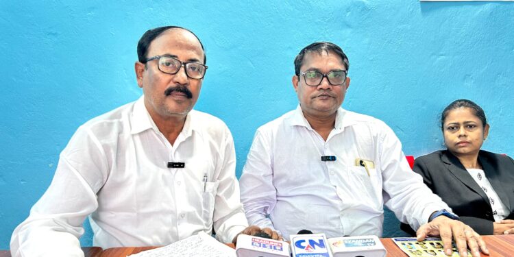 আদালত চত্বরে পোস্টার বিতর্ক ঘিরে বিস্ফোরক মন্তব্য করলেন সম্পাদক পদপ্রার্থী রঘুনাথ মুখার্জি। ত্রিপুরা বার এসোসিয়েশন নির্বাচনকে সামনে রেখে নির্দল সভাপতি প্রার্থী মৃণাল কান্তি বিশ্বাস ও সম্পাদক প্রার্থী রঘুনাথ মুখার্জির সাংবাদিক সম্মেলনে উঠে এল একাধিক অভিযোগ ও পাল্টা অভিযোগ। কংগ্রেসের সাসপেনশন ইস্যু থেকে শুরু করে অবৈধ কমিটির প্রশ্ন, এমনকি পোস্টার লাগানো ও প্রার্থীদের বিরুদ্ধে নানা অভিযোগ ঘিরে উত্তপ্ত হয়ে উঠেছে বার রাজনীতি।