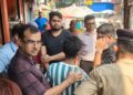 যৌথ অভিযানে ফের সামনে এল শিশু সুরক্ষার কঠিন বাস্তবতা। শিশুশ্রম ও শিশু অধিকার রক্ষাকে সর্বোচ্চ গুরুত্ব দিয়ে শ্রম দপ্তর এবং ডিস্ট্রিক্ট চাইল্ড প্রোটেকশন অফিসারের উদ্যোগে আগরতলার বিভিন্ন এলাকায় পরিচালিত হয় বিশেষ অভিযান।  এই অভিযানে বটতলা এলাকার সত্যনারায়ণ রেস্টুরেন্ট এবং আখাউড়া রোডস্থিত রাধা কৃষ্ণ সার্ভিসিং সেন্টার থেকে উদ্ধার করা হয় দুইজন অপ্রাপ্তবয়স্ক শিশুকে, যাদের জড়িয়ে পড়তে হয়েছিল শ্রমের কঠিন চক্রে।  অভিযানে উপস্থিত ছিলেন শ্রম দপ্তরের যুগ্ম কমিশনার বিনয় ভূষণ দাস সহ অন্যান্য আধিকারিকরা। উদ্ধার হওয়া শিশুদের সুরক্ষা নিশ্চিত করতে এবং তাদের পুনর্বাসনের লক্ষ্যে ইতিমধ্যেই আইনানুগ প্রক্রিয়া শুরু হয়েছে বলে জানানো হয়েছে।  প্রশাসনের মতে, শিশুদের নিরাপদ ও সুরক্ষিত শৈশব নিশ্চিত করতে এবং শিশুশ্রম নির্মূল করতে এ ধরনের অভিযান ভবিষ্যতেও আরও জোরদার করা হবে। সমাজের সকল স্তরের মানুষকে এ বিষয়ে সচেতন হওয়ারও আহ্বান জানানো হয়েছে।  শিশুরা শ্রমিক নয়, তারা ভবিষ্যৎ—এই বার্তাই আবারও তুলে ধরল এই অভিযান।