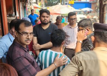 যৌথ অভিযানে ফের সামনে এল শিশু সুরক্ষার কঠিন বাস্তবতা। শিশুশ্রম ও শিশু অধিকার রক্ষাকে সর্বোচ্চ গুরুত্ব দিয়ে শ্রম দপ্তর এবং ডিস্ট্রিক্ট চাইল্ড প্রোটেকশন অফিসারের উদ্যোগে আগরতলার বিভিন্ন এলাকায় পরিচালিত হয় বিশেষ অভিযান।  এই অভিযানে বটতলা এলাকার সত্যনারায়ণ রেস্টুরেন্ট এবং আখাউড়া রোডস্থিত রাধা কৃষ্ণ সার্ভিসিং সেন্টার থেকে উদ্ধার করা হয় দুইজন অপ্রাপ্তবয়স্ক শিশুকে, যাদের জড়িয়ে পড়তে হয়েছিল শ্রমের কঠিন চক্রে।  অভিযানে উপস্থিত ছিলেন শ্রম দপ্তরের যুগ্ম কমিশনার বিনয় ভূষণ দাস সহ অন্যান্য আধিকারিকরা। উদ্ধার হওয়া শিশুদের সুরক্ষা নিশ্চিত করতে এবং তাদের পুনর্বাসনের লক্ষ্যে ইতিমধ্যেই আইনানুগ প্রক্রিয়া শুরু হয়েছে বলে জানানো হয়েছে।  প্রশাসনের মতে, শিশুদের নিরাপদ ও সুরক্ষিত শৈশব নিশ্চিত করতে এবং শিশুশ্রম নির্মূল করতে এ ধরনের অভিযান ভবিষ্যতেও আরও জোরদার করা হবে। সমাজের সকল স্তরের মানুষকে এ বিষয়ে সচেতন হওয়ারও আহ্বান জানানো হয়েছে।  শিশুরা শ্রমিক নয়, তারা ভবিষ্যৎ—এই বার্তাই আবারও তুলে ধরল এই অভিযান।
