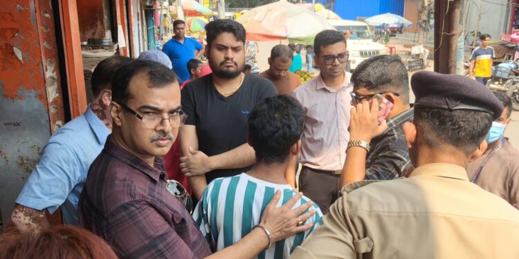 যৌথ অভিযানে ফের সামনে এল শিশু সুরক্ষার কঠিন বাস্তবতা। শিশুশ্রম ও শিশু অধিকার রক্ষাকে সর্বোচ্চ গুরুত্ব দিয়ে শ্রম দপ্তর এবং ডিস্ট্রিক্ট চাইল্ড প্রোটেকশন অফিসারের উদ্যোগে আগরতলার বিভিন্ন এলাকায় পরিচালিত হয় বিশেষ অভিযান।  এই অভিযানে বটতলা এলাকার সত্যনারায়ণ রেস্টুরেন্ট এবং আখাউড়া রোডস্থিত রাধা কৃষ্ণ সার্ভিসিং সেন্টার থেকে উদ্ধার করা হয় দুইজন অপ্রাপ্তবয়স্ক শিশুকে, যাদের জড়িয়ে পড়তে হয়েছিল শ্রমের কঠিন চক্রে।  অভিযানে উপস্থিত ছিলেন শ্রম দপ্তরের যুগ্ম কমিশনার বিনয় ভূষণ দাস সহ অন্যান্য আধিকারিকরা। উদ্ধার হওয়া শিশুদের সুরক্ষা নিশ্চিত করতে এবং তাদের পুনর্বাসনের লক্ষ্যে ইতিমধ্যেই আইনানুগ প্রক্রিয়া শুরু হয়েছে বলে জানানো হয়েছে।  প্রশাসনের মতে, শিশুদের নিরাপদ ও সুরক্ষিত শৈশব নিশ্চিত করতে এবং শিশুশ্রম নির্মূল করতে এ ধরনের অভিযান ভবিষ্যতেও আরও জোরদার করা হবে। সমাজের সকল স্তরের মানুষকে এ বিষয়ে সচেতন হওয়ারও আহ্বান জানানো হয়েছে।  শিশুরা শ্রমিক নয়, তারা ভবিষ্যৎ—এই বার্তাই আবারও তুলে ধরল এই অভিযান।
