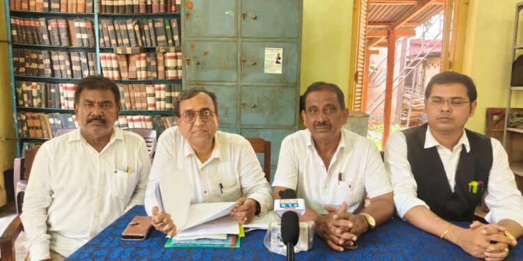 আইনজীবী মহলে চাঞ্চল্য— মৃণাল কান্তি বিশ্বাসের বিরুদ্ধে গুরুতর অভিযোগ তুললেন হরেকৃষ্ণ ভৌমিক। সাংবাদিক সম্মেলনে একাধিক অভিযোগ উত্থাপন, তবে এখনো মেলেনি অভিযুক্তের কোনো প্রতিক্রিয়া। অভিযোগের সত্যতা যাচাই বাকি থাকায় বিষয়টি ঘিরে বাড়ছে জল্পনা ও বিতর্ক।