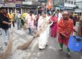 প্রধানমন্ত্রী নরেন্দ্র মোদির ১২ বছর পূর্তি উপলক্ষে ২০ নম্বর ওয়ার্ডে বৃক্ষরোপণ ও সাফাই অভিযান; পরিবেশ সচেতনতায় কর্পোরেটর রত্না দত্তের উদ্যোগে সামিল স্থানীয় বাসিন্দারা।