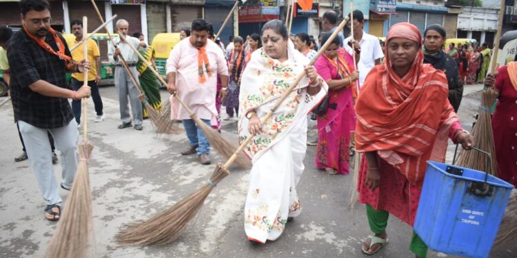 প্রধানমন্ত্রী নরেন্দ্র মোদির ১২ বছর পূর্তি উপলক্ষে ২০ নম্বর ওয়ার্ডে বৃক্ষরোপণ ও সাফাই অভিযান; পরিবেশ সচেতনতায় কর্পোরেটর রত্না দত্তের উদ্যোগে সামিল স্থানীয় বাসিন্দারা।