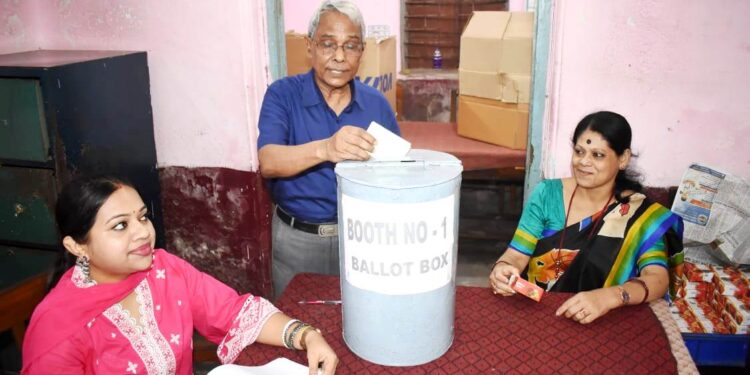 কঠোর নিরাপত্তার মধ্য দিয়ে শুরু ত্রিপুরা বার অ্যাসোসিয়েশনের নির্বাচন; সকাল থেকেই ভোটকেন্দ্রে আইনজীবীদের ভিড়।